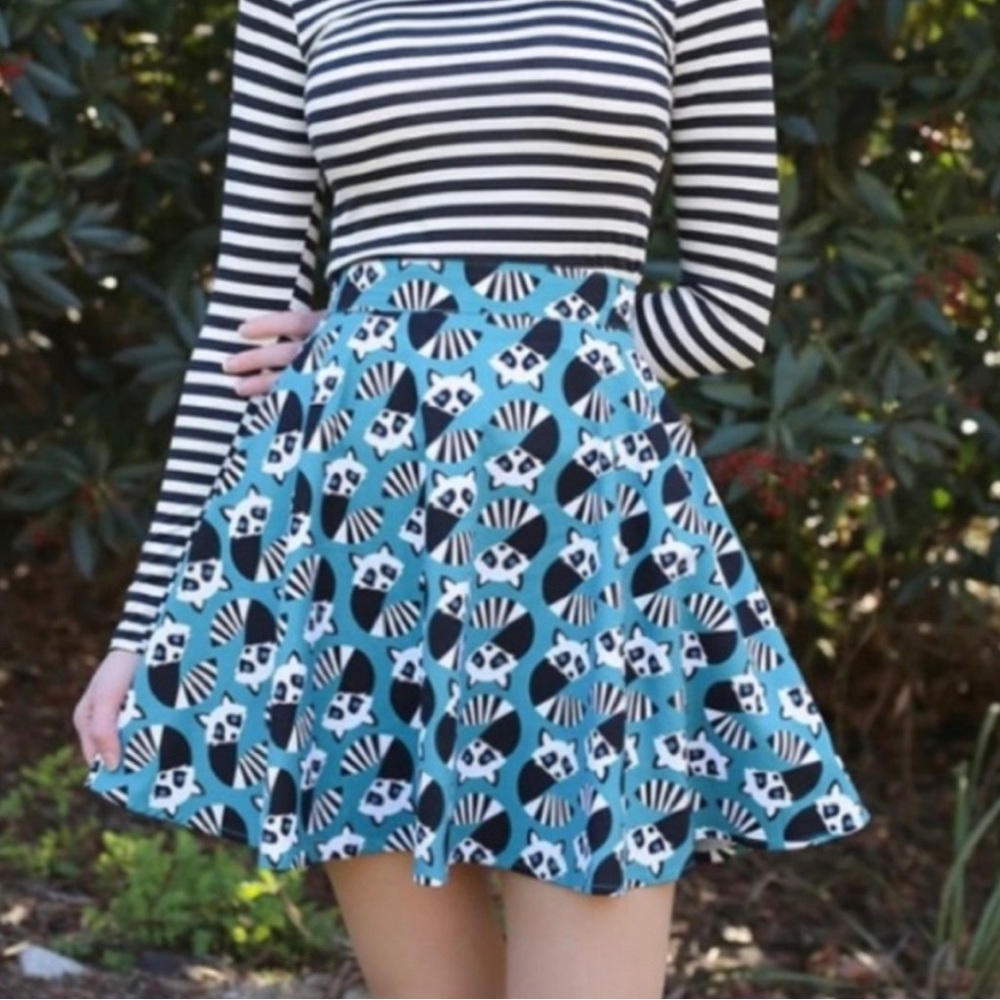 Retrolicious Raccoon Skater Skirt NWOT